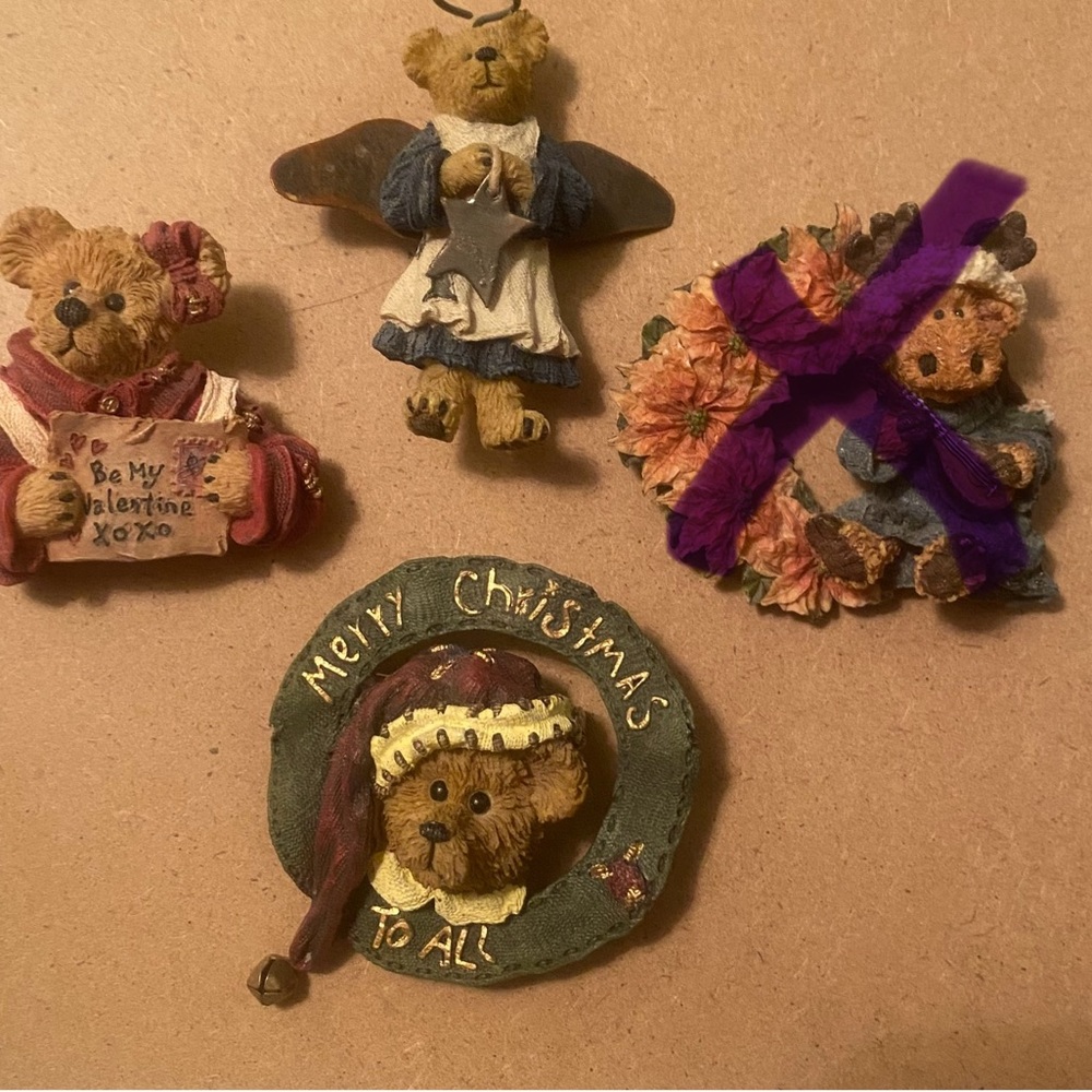 12 Boyd’s Bear pins.